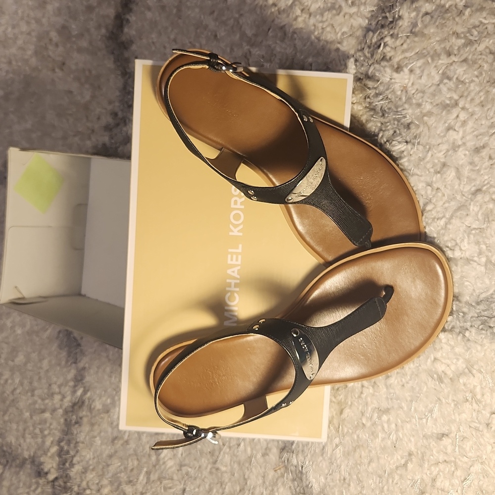 Michael Kors MK plate leather thong sandals size 8.5
